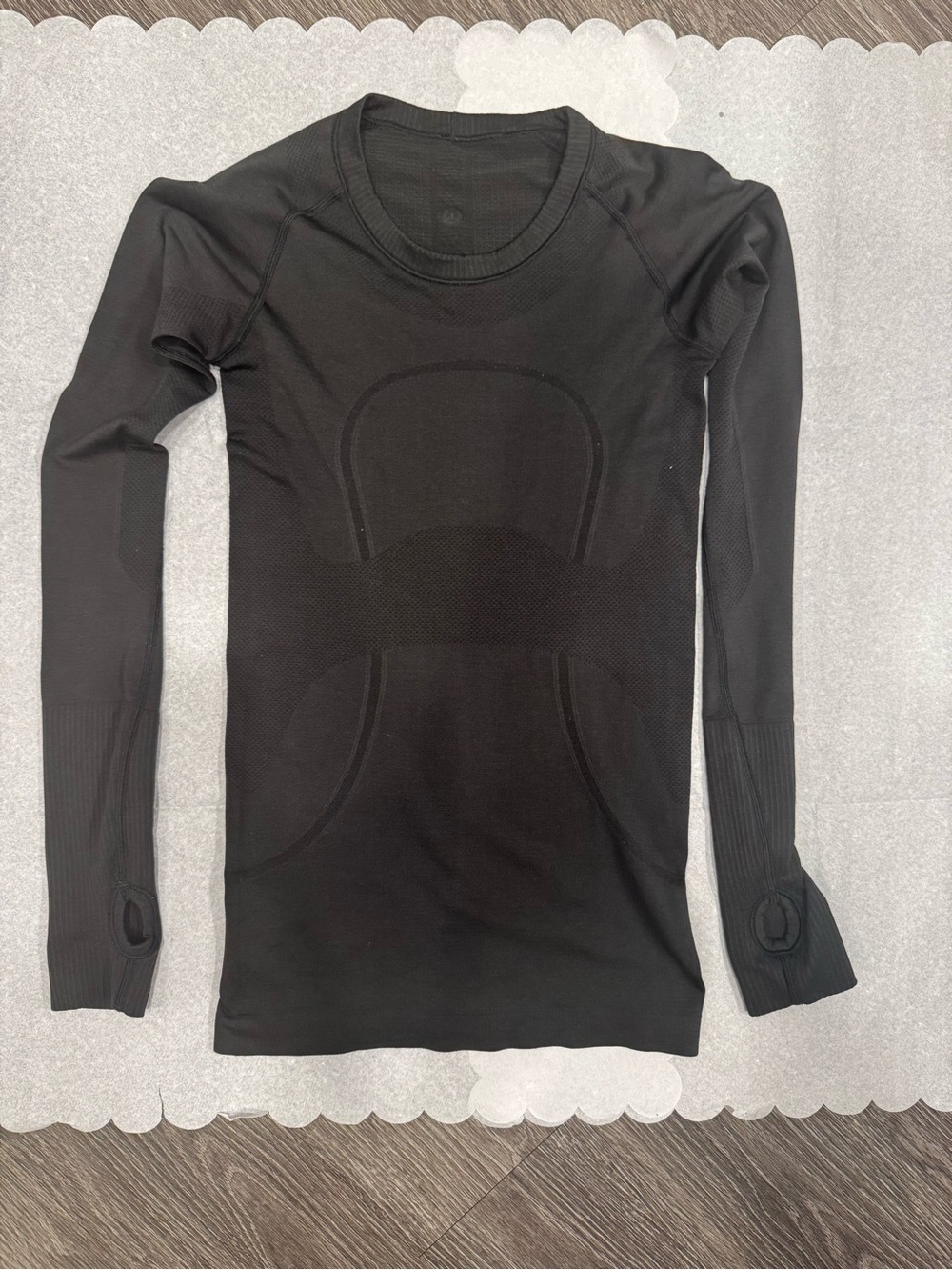 Lululemon size 4 fitted long sleeve